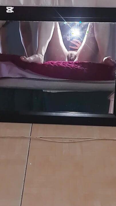 Desde un balcón público al dormitorio, milf se desnuda y luego chupa y folla