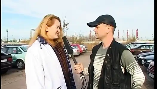 Ginger teen mit dicken möpsen und behaarter muschi zieht sich beim casting aus