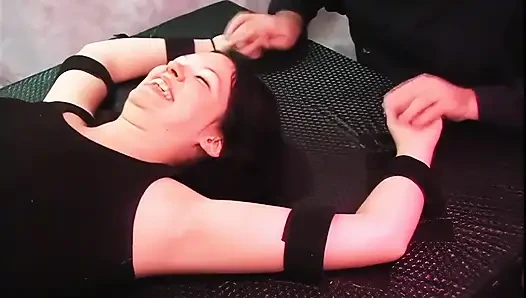 Bayan dul gıdıklanmaktan nefret etmeyi seviyor - 1080p - 2'nin bölüm 1'i - bleufetish'in uzun zamandır müşterisi ve gıdıklanmanın büyük hayranı