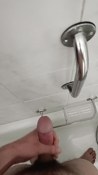 Masturbación con la mano en el ducha