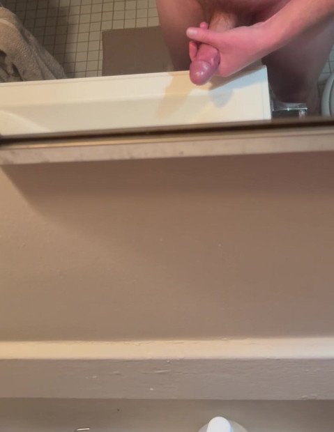 バスルームの洗面台でオナニーと射精