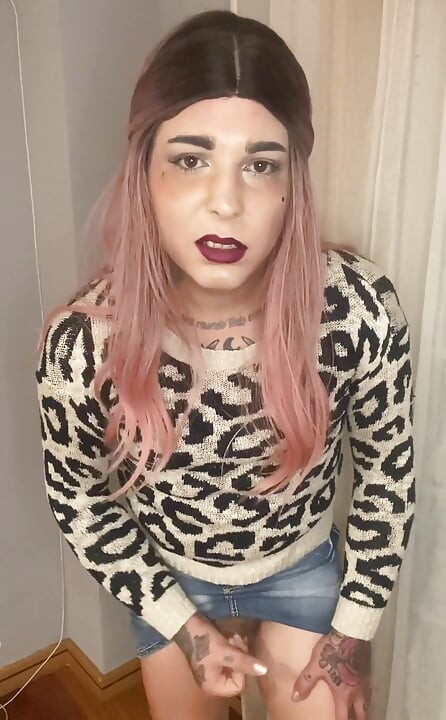 U jakni s uzorkom jaguara i traper suknji, posebno sam se našla seksi u ovom looku, i je li vam se svidjelo?