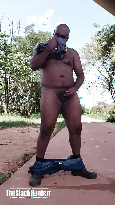 На вулиці і роздягатися