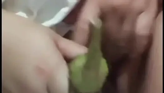 Patlıcan amcığı oynuyor