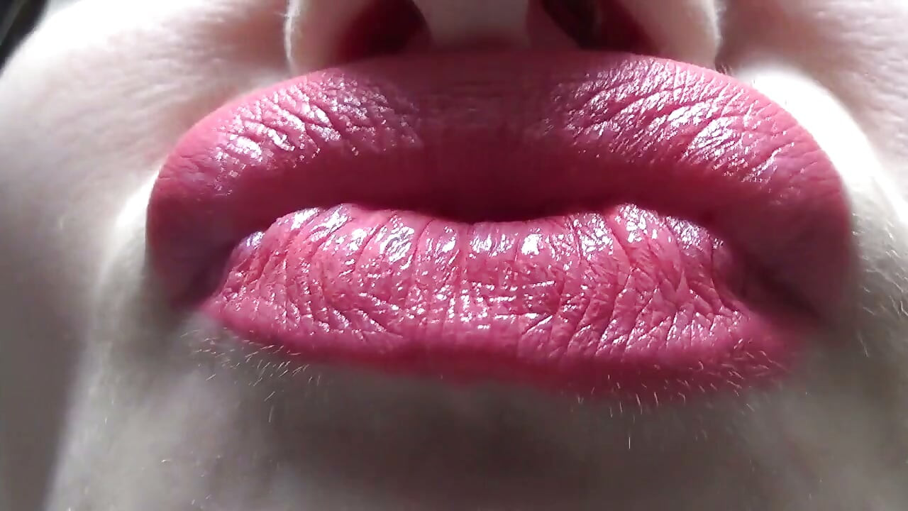 Besos y cara de pato con grandes labios rosas