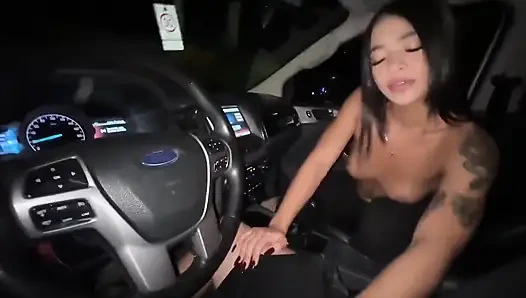 Arkadaşım beni eve götürüyor, azıyorum ve arabasında sikişiyoruz! - Annacherry7