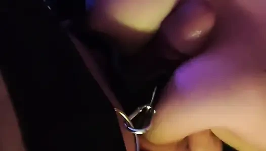 Ein dominanter und perverser handjob und blowjob, er kommt auf die titten seiner herrin! Abspritzen auf dicke titten!