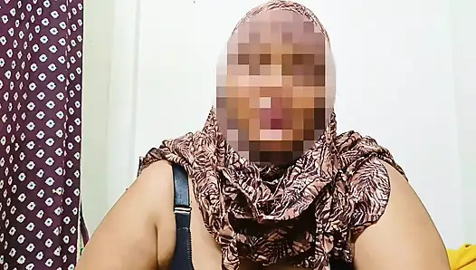 Gadis-gadis luar ruangan desa desi pulang dan mengisap kontol