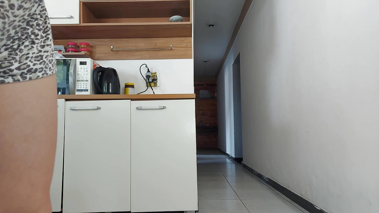 Làm tình mạo hiểm, trong khi chồng tôi đang tắm, tôi đã làm tình với bạn của anh ấy, chúng tôi gần như bị bắt gặp
