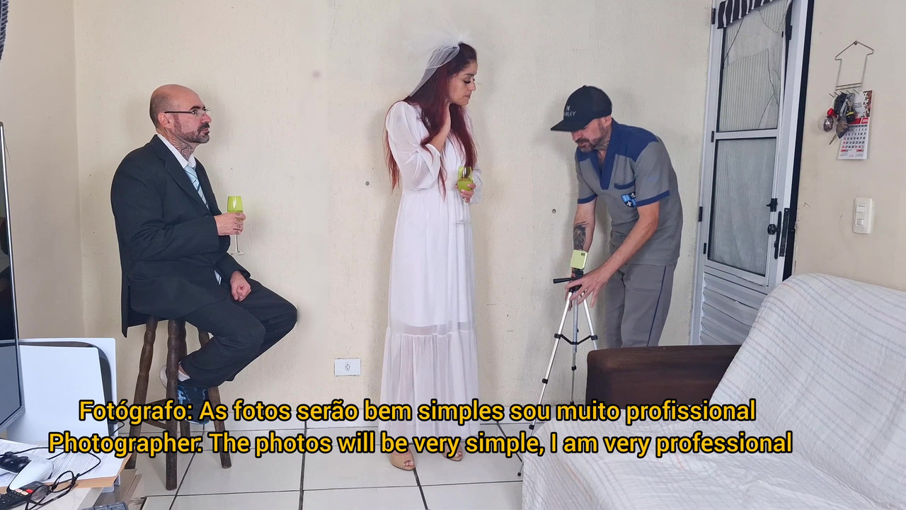 新婚新娘在拍照，而她的丈夫在外面等待