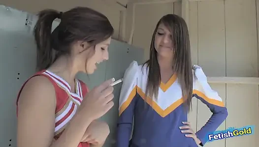 Lesbische cheerleader lecken sich nach dem unterricht die muschi