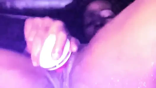 Aku lagi asik masturbasi posisi misionaris sampai aku crot di dalam