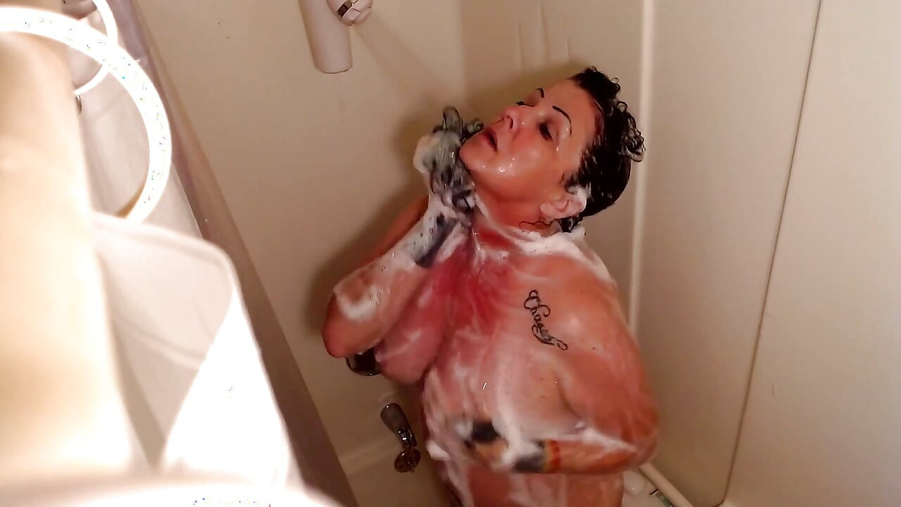 Une MILF à forte poitrine sous la douche