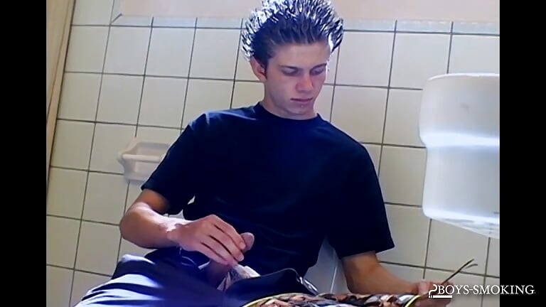 BoysSmoking: Ian Madrox uživa u solo vremenu i pušenja