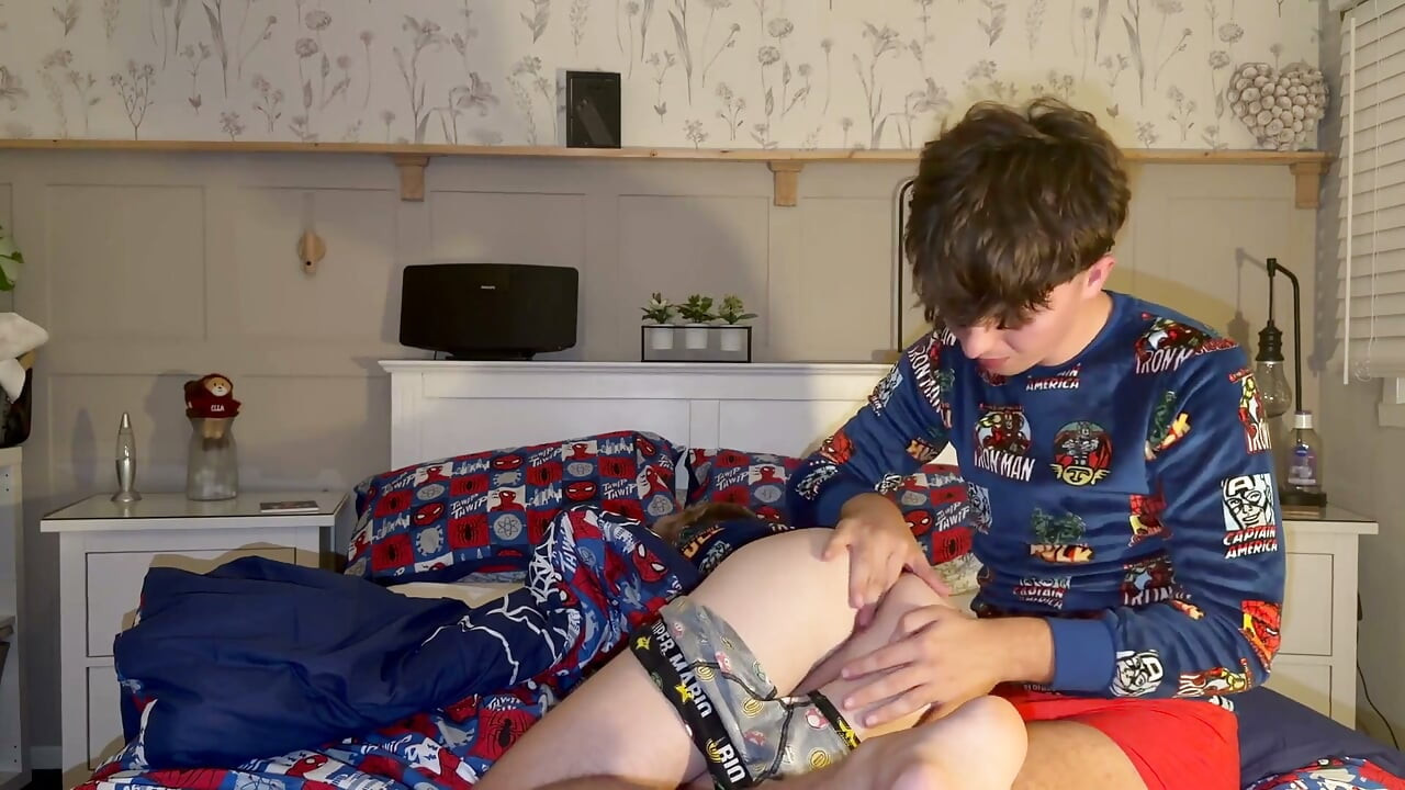 Casal gêmeo fode na cama, depois gozadas solo