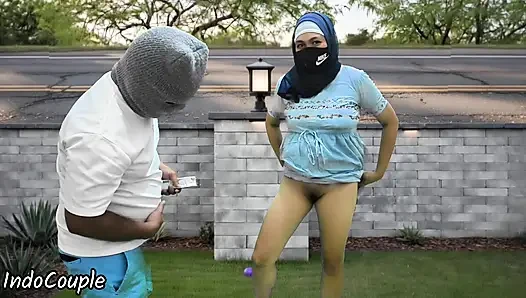 Istri muslim berhijab yang tukang selingkuh pamer memek di depan umum dan nyepong kontol orang asing demi uang viral di jakarta