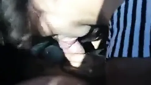 Une pute ukrainienne suce une bite dans une voiture!