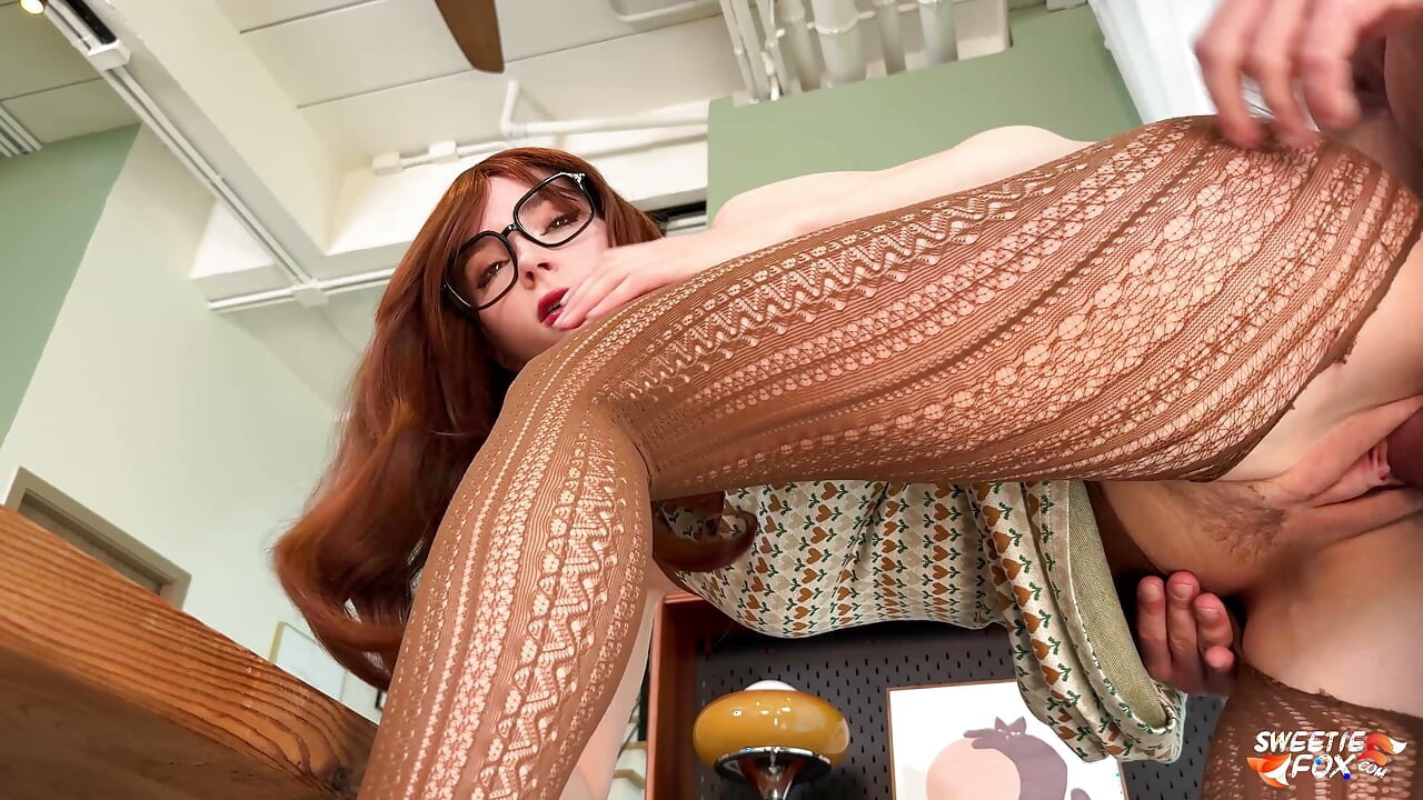 Fata drăguță tocilară nu vrea să studieze, dar vrea să se fută tare cu profesorul - Sweetie Fox