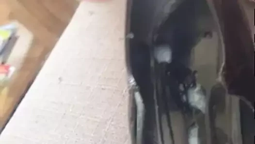 Kai ayakkabılara boşalıyor