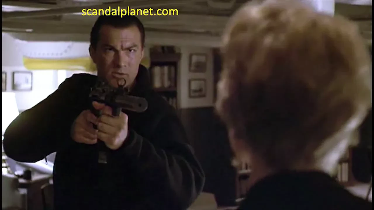 Erika eleniak siege altında çıplak sahne scandalplanet.com