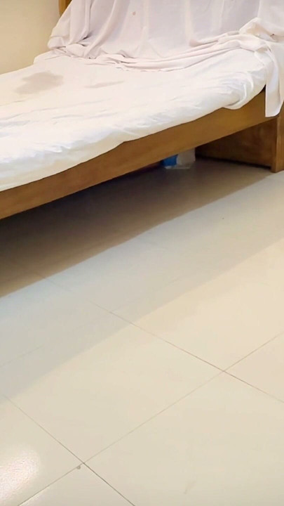 18+ genç iri güzel seksi pansiyon kızı porno izliyor ve erkek arkadaşı geldiğinde mastürbasyon yapıyor ve onu birden fazla pozisyonda sert sikiyor | Klip 1
