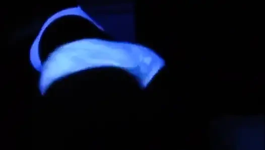 Karanlıkta dans ediyor