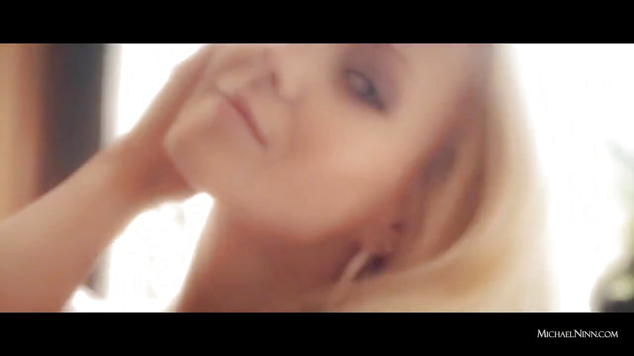 Sexy tetona se mete los dedos en el coño masturbándose