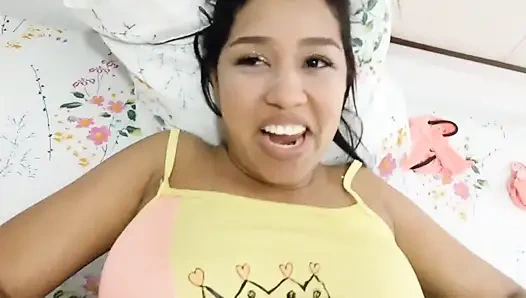 Adik tiriku yang masih 18 tahun dari new york masuk ke ranjangku waktu aku lagi nonton tv