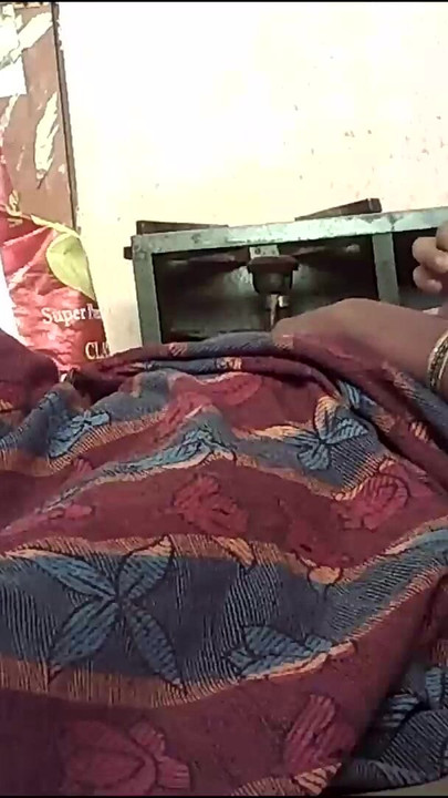 Nezaobilazan trenutak iz filma "Indijska seoska kućanica s vrućim velikim sisama ljubi guzicu"