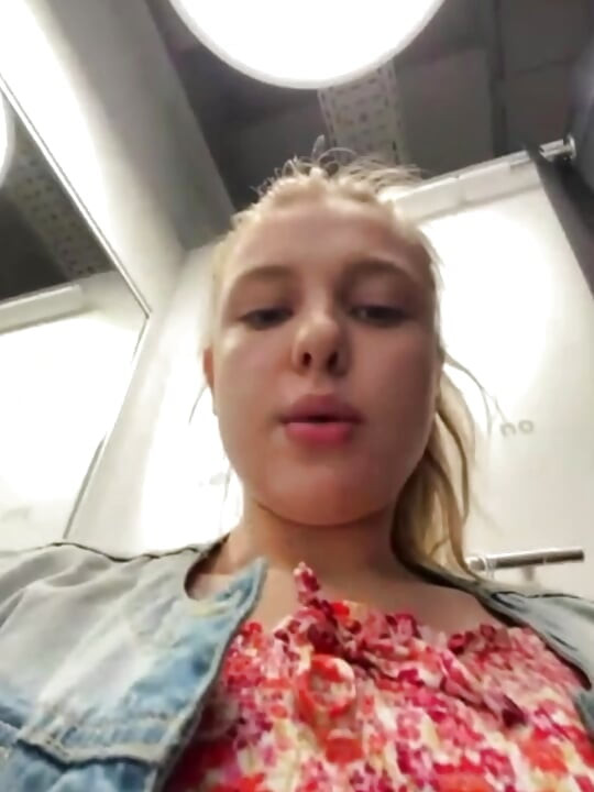 Public orgasm with jucielussie in the fitting room