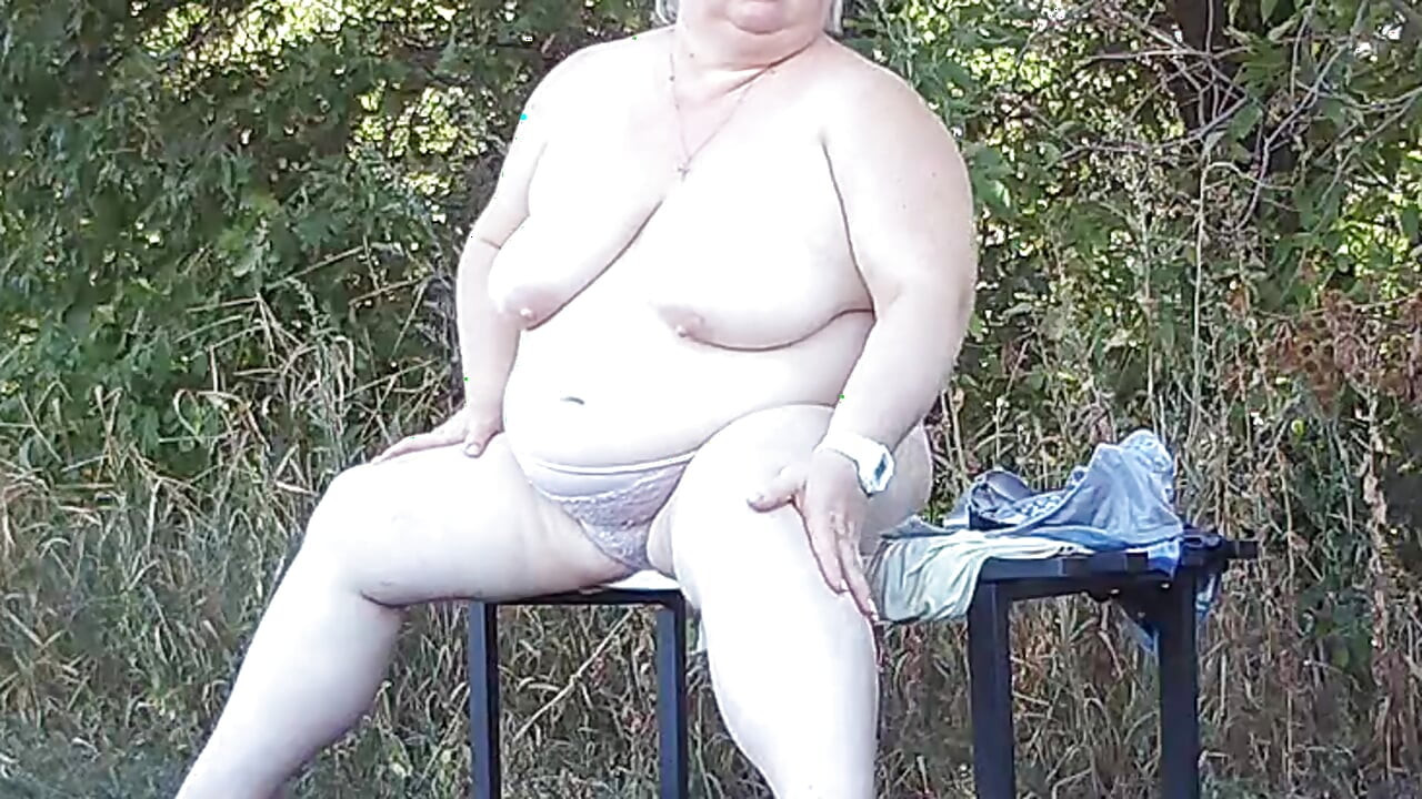 O prietenă din parc se dezbracă și se masturbează pe o bancă