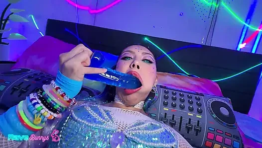 Penelope Woods anal tıkacını gösteriyor ve amının içine boşalıyor!