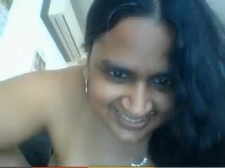 Indische tante speelt op webcam