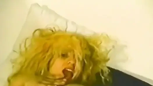 Cewek rambut pirang dengan toket kecil lagi asik muasin memeknya pakai dildo