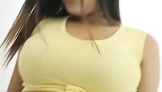 Büyük götlü ateşli esmer kadın sınıf arkadaşını ailesinin evinde sikiyor bu Miami'de oldu