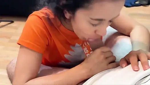 Üvey kız kardeşim oyuncağı yerine yarağımı içine sokuyor