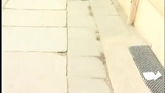 Юная брюнетка сосет большой член и ее трахают раком в любительском видео