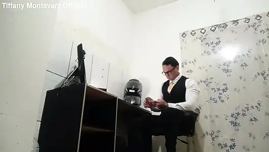 Tiffany Montavani unterwürfig dem chef
