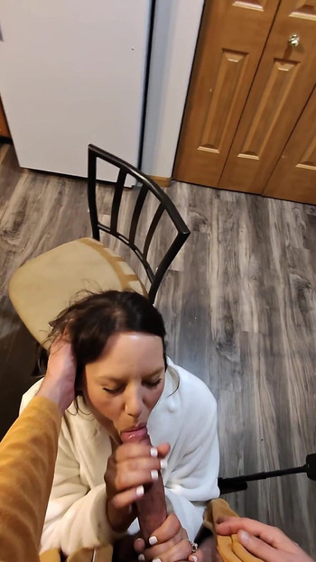 POV-ehefrau im badezimmer erwischt und vom Badezimmer zum Schlafzimmer zur Küche gefickt