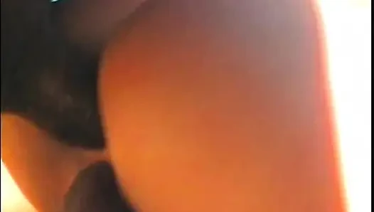 Genç sarışın götü ve amcığının içinde iki canavar siyah yarak ve ağzına iki boşalmanın tadını çıkarıyor