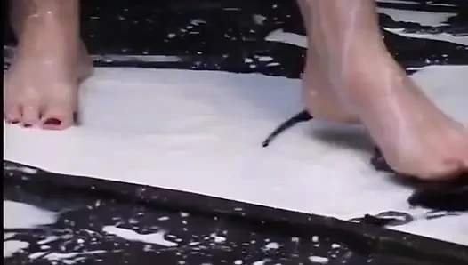 Bu kıllı amcıklı Alman minyon bayanla fetiş seansı