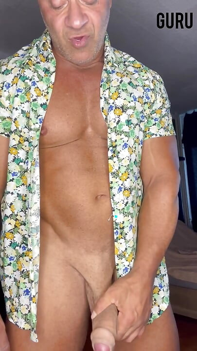 Ljetna košulja drkanje. Bodybuilder Mrguru