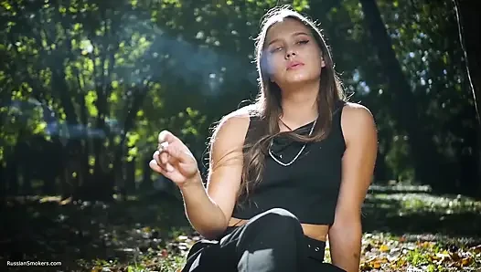 Cewek cantik rusia yang menggoda lagi asik merokok di studio