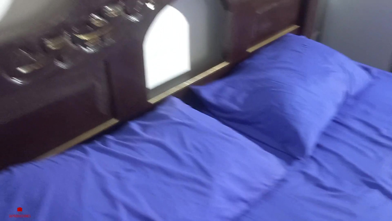 無邪気な顔をした義理の妹は、私に素晴らしいオーラルをさせてほしいと頼みます