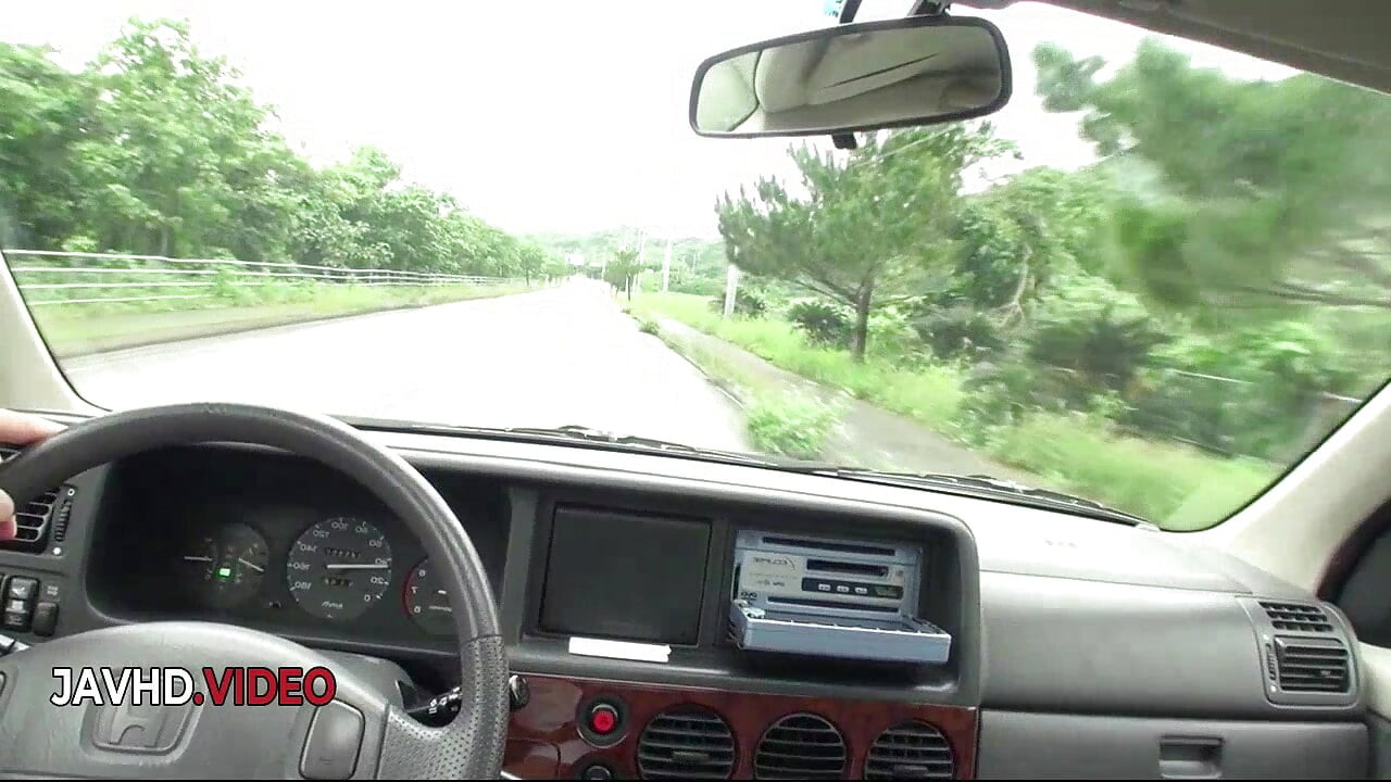 La amateur japonesa Saya Tachibana hace una mamada roadside POV