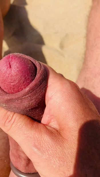 Masturbação na praia nua em público