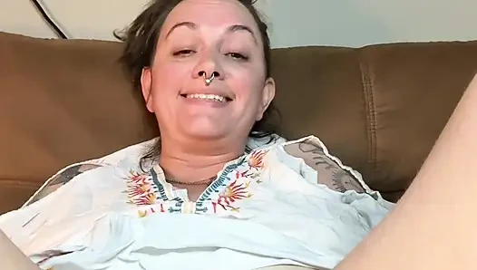 Курящая фетиш-милфа мастурбирует