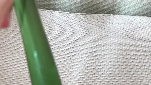 Sie beginnt, in der nähe des spiegels zu spielen und hört nicht auf, bis sie orgasmus hat