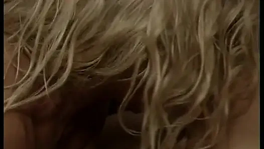 Cewek seksi rambut pirang dengan lingerie hitam dientot gaya doggy dan nyepong kontol