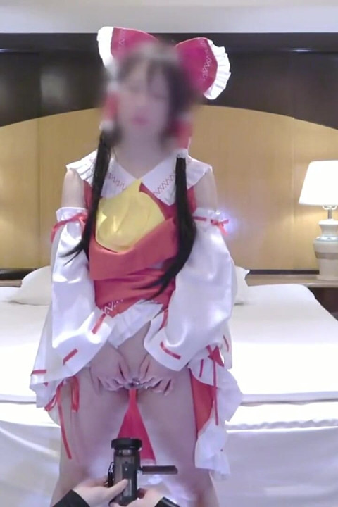 Slender Downer Style Apparel Girl Cosplayer Shows Her Quiet Charm as a Reimu Shrine Maiden Again 2